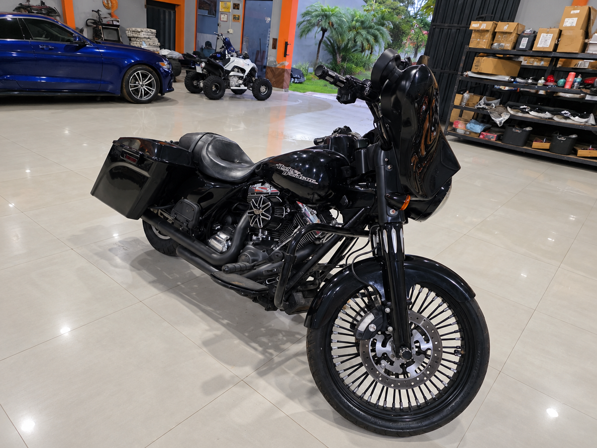 2013 Street Glide - Mantenimiento full - Pastillas de frenos nuevos - Impecable para uso inmediato y transferencia.