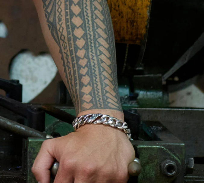 Brazalete con eslabones curvos de pancarta para hombre