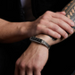 Brazalete de identificación con varias calaveras para hombre