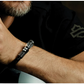 Brazalete de cuero trenzado con escudo y barra de pernos y tuercas para hombre
