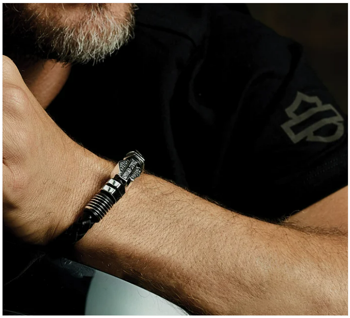 Brazalete de cuero trenzado con escudo y barra de pernos y tuercas para hombre