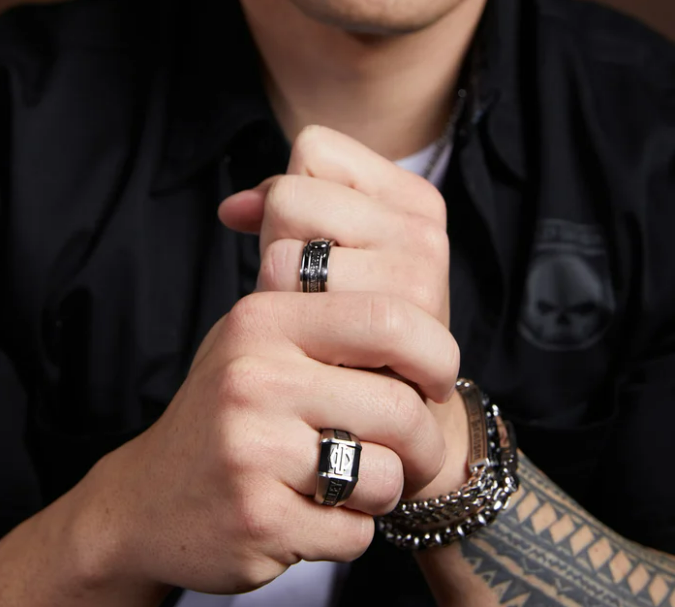 Anillo de calavera y cadena para hombre