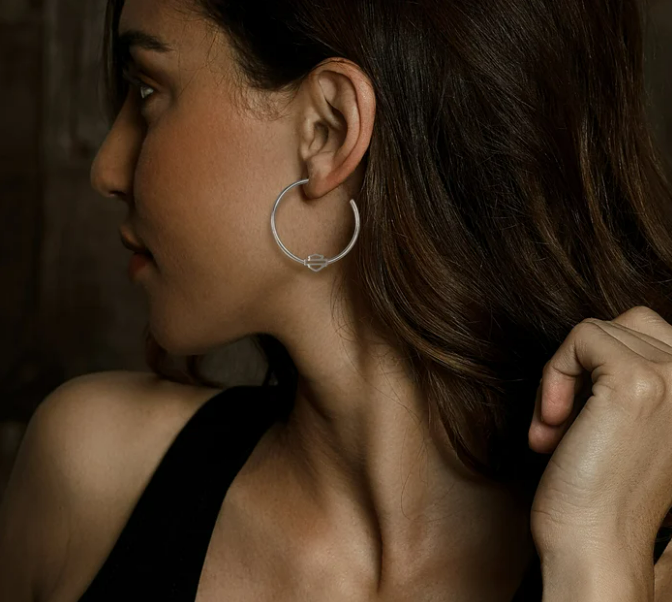 Aretes tipo argolla con barra y escudo para mujer - Grandes