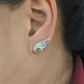 Aretes de poste con escudo y barra de ala ostentosos para mujer