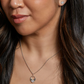 Juego de collar y aretes de corazón alado reversible para mujer con cristales blancos