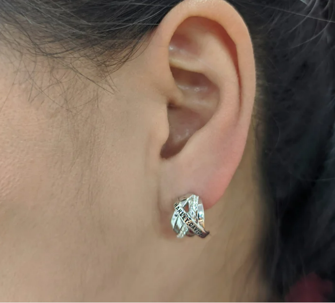 Aretes tipo argolla estilo Harley-Davidson con adorno retorcido para mujer